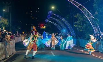 Foz do Iguaçu inicia Natal com contrato milionário sem licitação e atraso na montagem da decoração