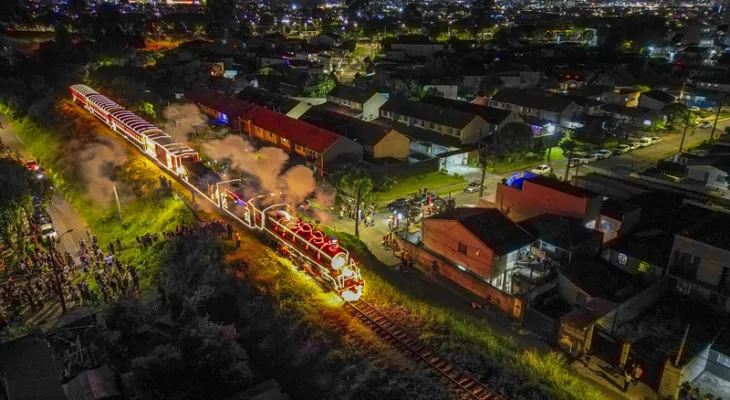 Famílias saem às ruas para acompanhar a passagem da Maria Fumaça do Natal