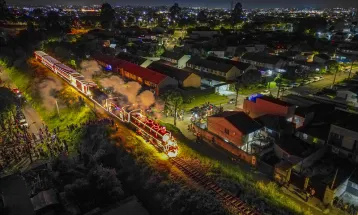 Famílias saem às ruas para acompanhar a passagem da Maria Fumaça do Natal