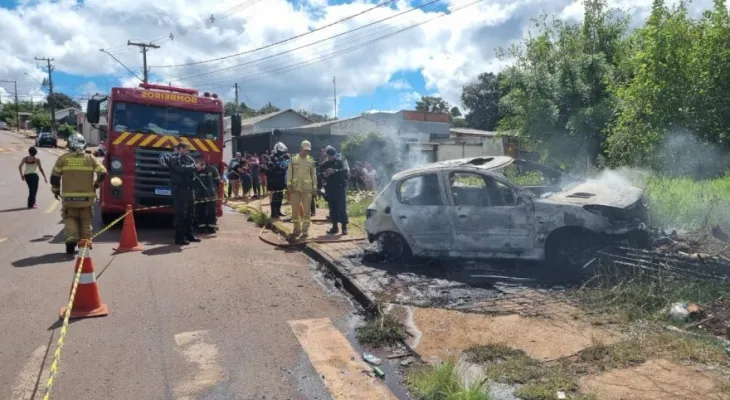 Corpo carbonizado é encontrado dentro de carro incendiado em Cascavel; vídeo mostra momento das chamas