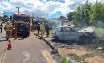 Corpo carbonizado é encontrado dentro de carro incendiado em Cascavel; vídeo mostra momento das chamas