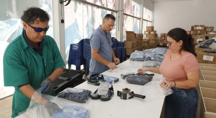 Prefeitura avança na organização dos kits de uniformes escolares para entrega no início do ano letivo de 2026