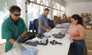 Prefeitura avança na organização dos kits de uniformes escolares para entrega no início do ano letivo de 2026