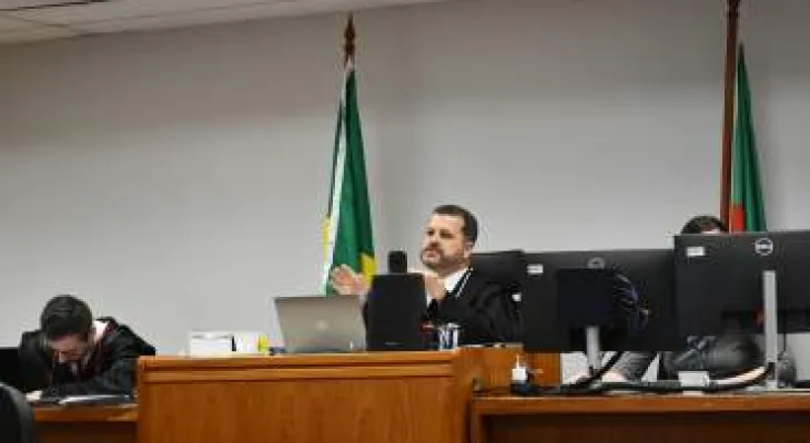 Mãe é condenada a mais de 44 anos por matar filha de 7 anos a facada