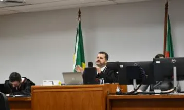 Mãe é condenada a mais de 44 anos por matar filha de 7 anos a facada