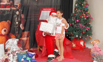 Com muita gratidão e alegria, crianças recebem presentes da campanha "Adote uma Cartinha"