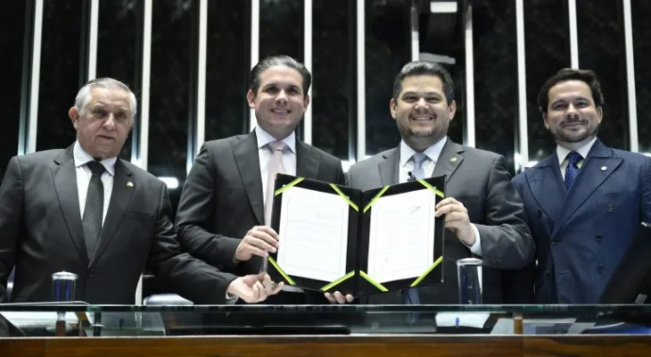 Congresso promulga emenda constitucional que permite a professor acumular outro cargo público