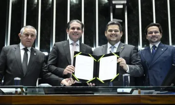 Congresso promulga emenda constitucional que permite a professor acumular outro cargo público