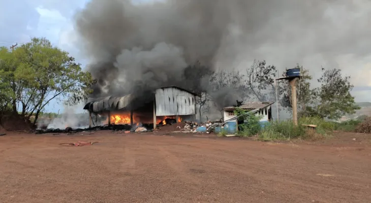Incêndio atinge barracão no Contorno Norte em Assis Chateaubriand