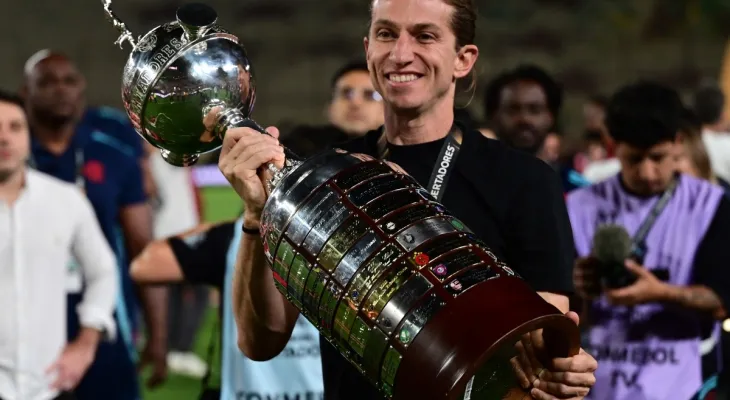 Filipe Luís tem salário reajustado após temporada histórica no Flamengo