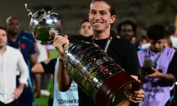 Filipe Luís tem salário reajustado após temporada histórica no Flamengo