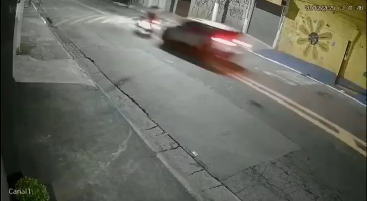 Mulher é presa suspeita de matar casal após perseguição por ciúmes