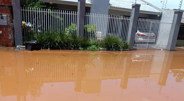 Madrugada de tempestade transforma ruas em rios e deixa Foz do Iguaçu em alerta máximo