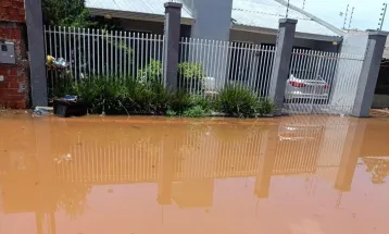 Madrugada de tempestade transforma ruas em rios e deixa Foz do Iguaçu em alerta máximo