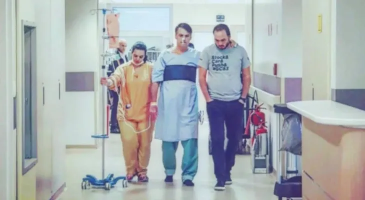 Carlos Bolsonaro diz que ex-presidente poderá “tomar banho de sol” durante internação