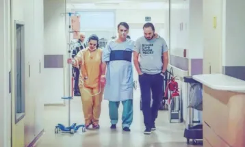 Carlos Bolsonaro diz que ex-presidente poderá “tomar banho de sol” durante internação