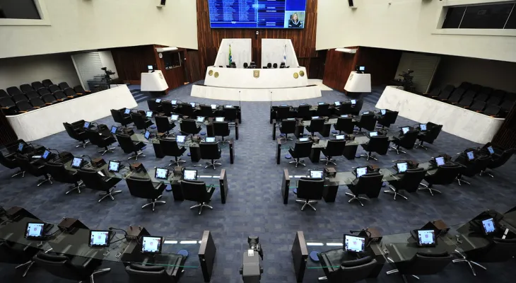 Qual deputado estadual registrou o menor gasto com verba de ressarcimento em 2025 no Paraná