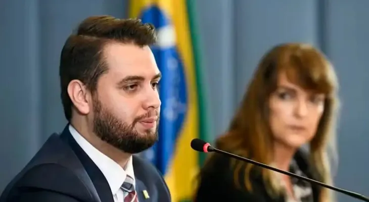 Moraes cobra manifestação de defesa de Filipe Martins sobre descumprimento de medidas cautelares