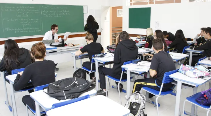 Novo Ensino Médio promete correção de rumos, mas Paraná mantém grade que frustra professores e contradiz o próprio referencial
