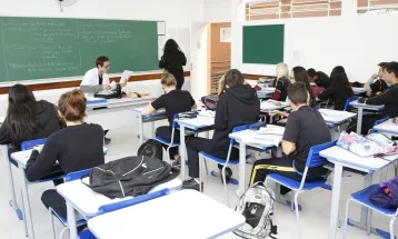 Novo Ensino Médio promete correção de rumos, mas Paraná mantém grade que frustra professores e contradiz o próprio referencial