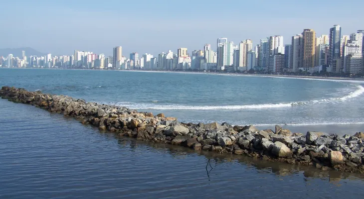 Homem esfaqueia três pessoas na Praia Central de Balneário Camboriú