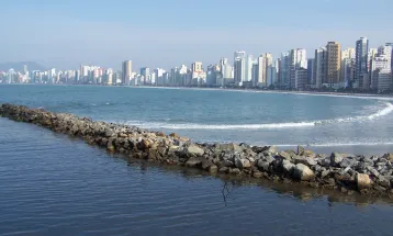 Homem esfaqueia três pessoas na Praia Central de Balneário Camboriú