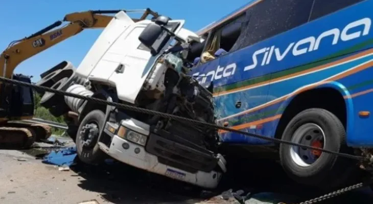 Acidente entre carreta e ônibus deixa quatro mortos na BR-116, no RS