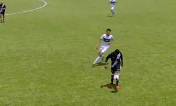 Jogador recebe cartão amarelo por embaixadinhas em jogo do Coritiba na Copinha