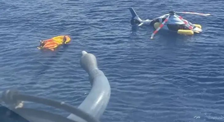 Helicóptero faz pouso forçado no mar em Cabo Frio