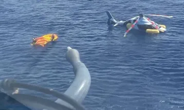 Helicóptero faz pouso forçado no mar em Cabo Frio