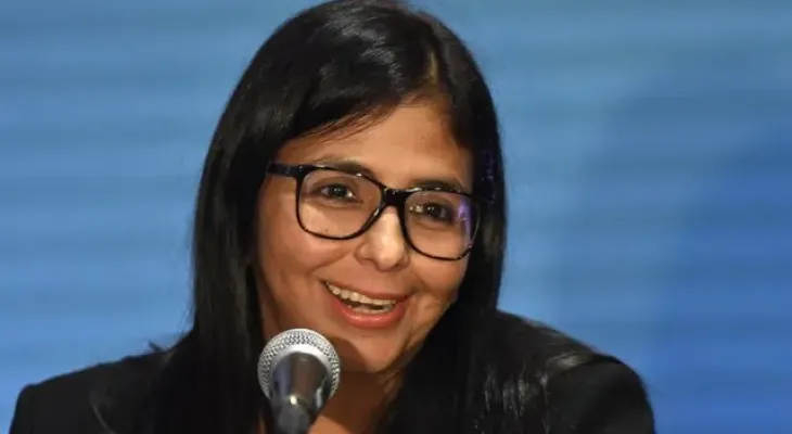 Delcy Rodríguez anuncia plano de defesa nacional da Venezuela com prazo de 100 dias