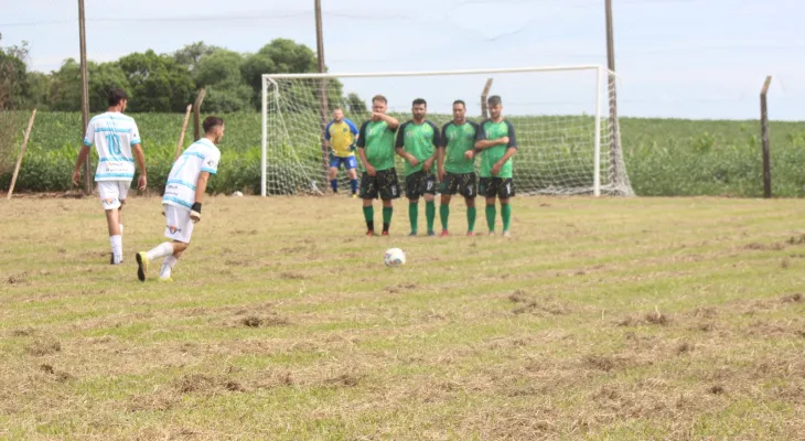 Solteiros x casados: o tradicional jogo no Gramadinho
