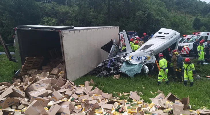 Carreta tomba sobre van e deixa ao menos seis mortos na BR-116, no Paraná