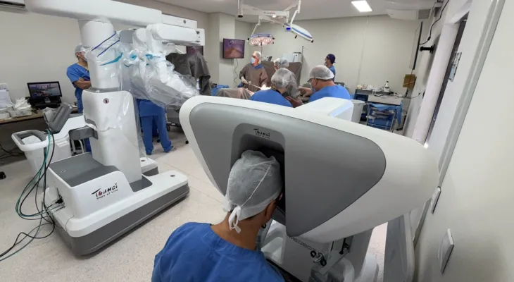 Foz do Iguaçu realiza primeira cirurgia robótica do Paraná com tecnologia inédita
