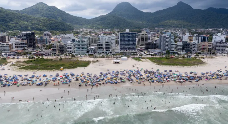 Calor acima de 30°C e pancadas de chuva marcam o tempo no fim de semana no Litoral