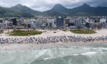 Calor acima de 30°C e pancadas de chuva marcam o tempo no fim de semana no Litoral