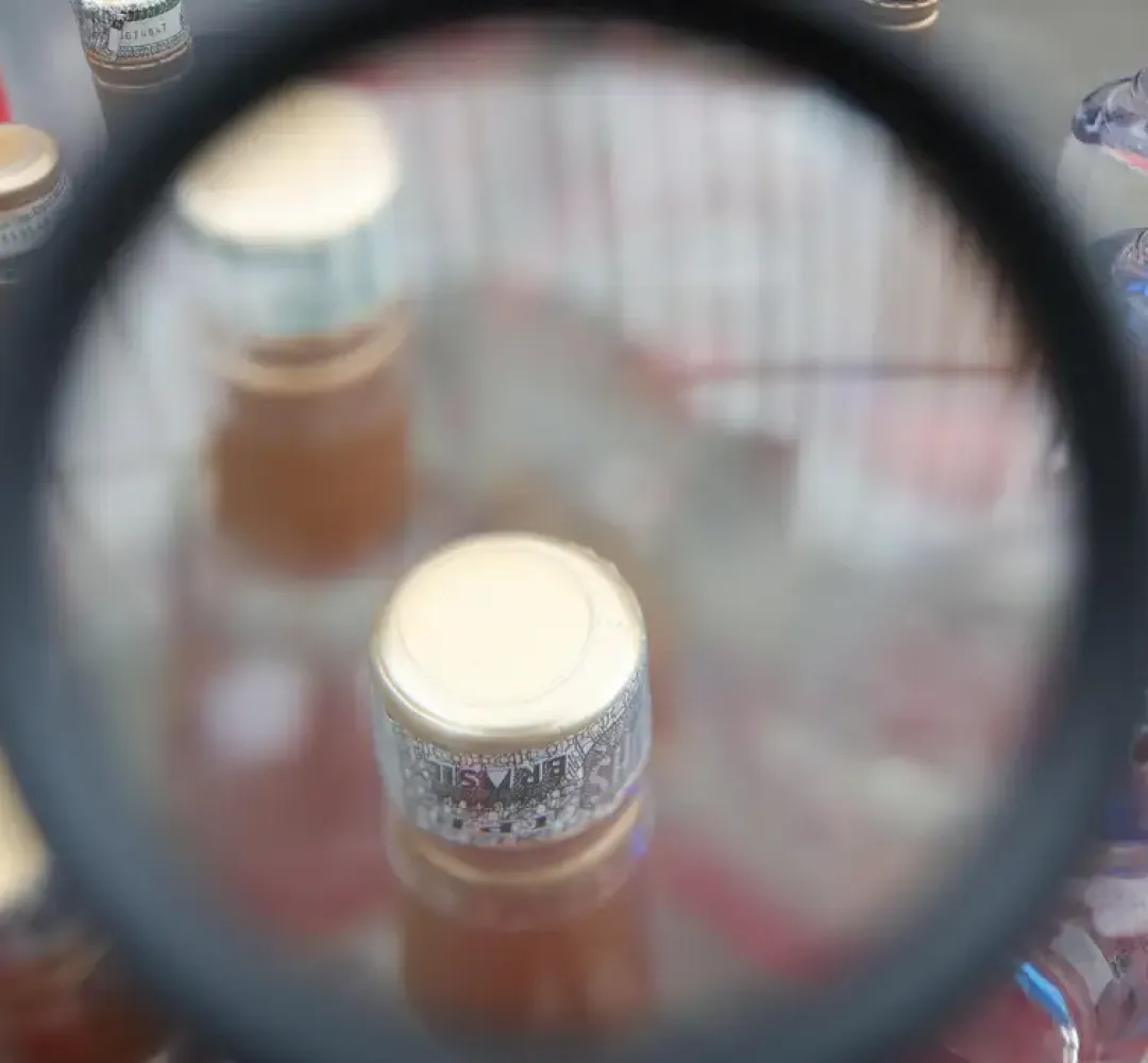 Operação que combate falsificação de bebidas prende duas pessoas em SP