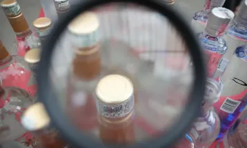 Operação que combate falsificação de bebidas prende duas pessoas em SP