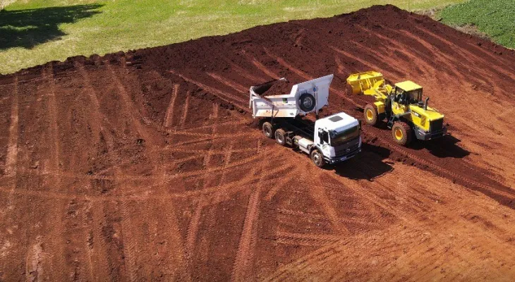 Paraná firma 406 convênios e investe R$ 1,46 bilhão em máquinas para municípios