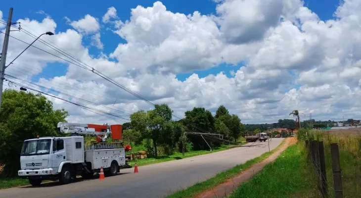 Batidas contra postes causam troca de 3,6 mil estruturas e seguem entre principais falhas de energia no Paraná