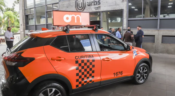 Taxistas de Curitiba poderão se inscrever para publicidade nos carros e ter renda extra