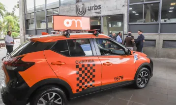 Taxistas de Curitiba poderão se inscrever para publicidade nos carros e ter renda extra