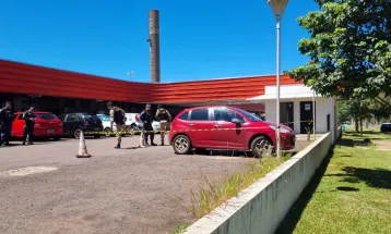 Corpo de idoso encontrado em carro na UPA Tancredo Neves segue no IML de Cascavel