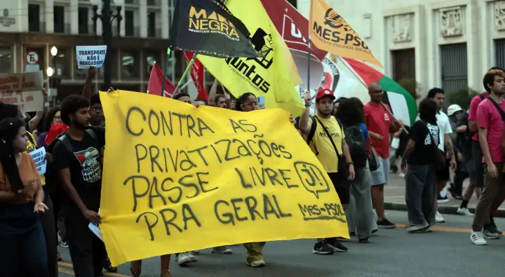 Estudantes protestam contra aumento da tarifa de ônibus em São Paulo