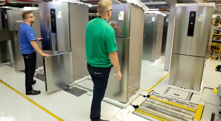 Comércio do Paraná cresce 2,4% em 2025, puxado por eletrodomésticos e vestuário