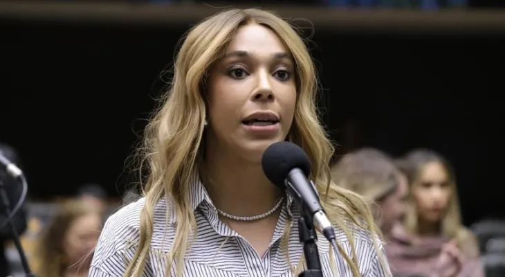 Erika Hilton aciona MPF contra Nikolas Ferreira por suposta fake news sobre o Pix