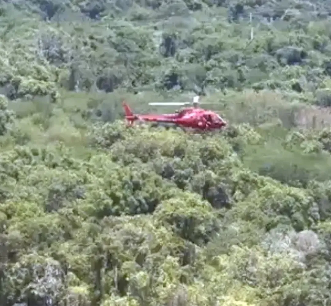 Helicóptero cai na zona oeste do Rio e deixa três pessoas mortas