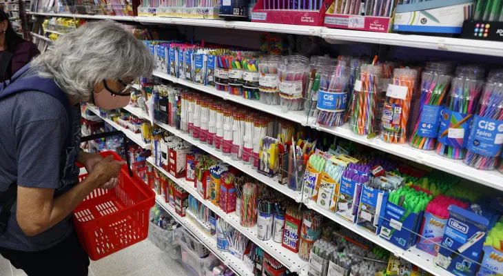 Volta às aulas: veja cuidados com preços e exigências na compra de material escolar