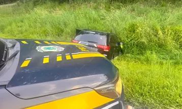 PRF apreende mais de meia tonelada de maconha e recupera veículo roubado após fuga na BR-277, em Prudentópolis