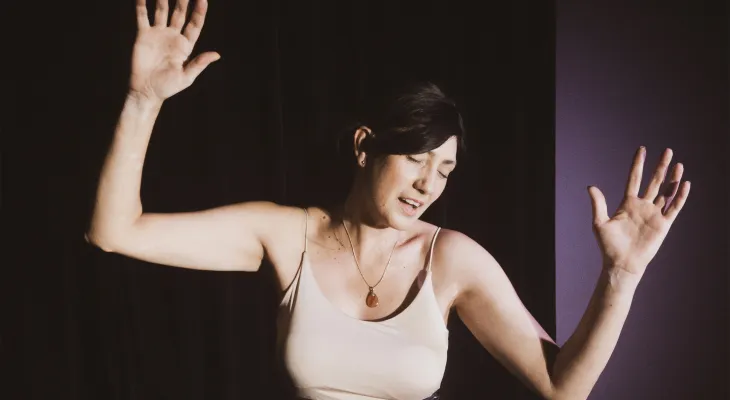 Vida Santos apresenta monólogo intimista no Miniauditório do Teatro Guaíra